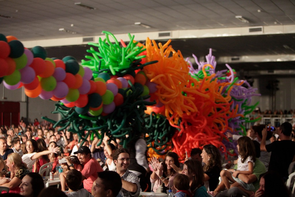 Um gigante dragão colorido de balões impactou o público do MishMash no 25º Festival de Teatro de Curitiba - Foto: Daniel Sorrentino/Clix