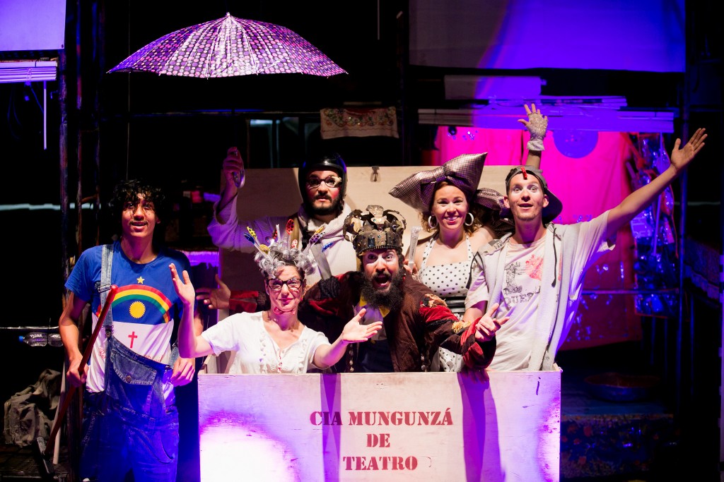 Cena de Era uma Era, com Leonardo Akio, Verônica Gentilin, Marcos Felipe, Lucas Beda, Sandra Modesto e Pedro Augusto - Foto: Annelize Tozetto/Clix