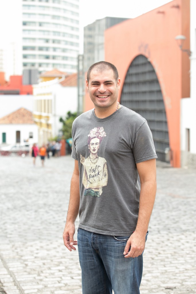 No centro histórico curitibano, Thiago Lacerda comemora o teatro cada vez mais presente em sua carreira - Foto: Annelize Tozetto/Clix