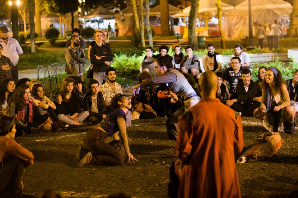 Acabarão por Nos Esquecer conquistou o público da praça Santos Andrade - Foto: Annelize Tozetto
