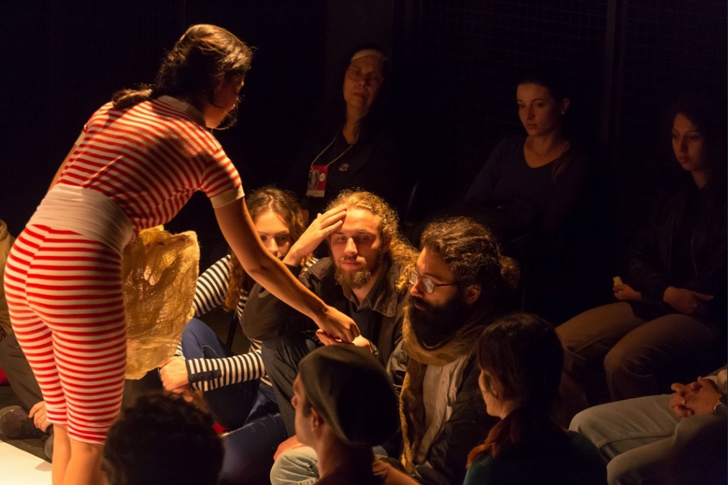 Fernanda Caldas Fuchs interagiu com o público em Corrente Fria, Corrente Quente, sucesso no Festival de Curitiba há quatro anos - Foto: Nilton Russo