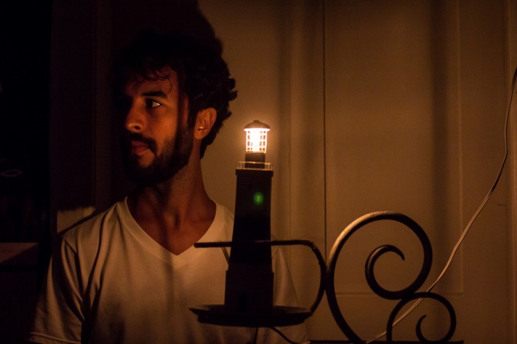 Cauê Dietrich na peça Em Mim Habita Um Canto Dentro e Fora da Casa, com direção de Everton Lampe - Foto: Humberto Araujo