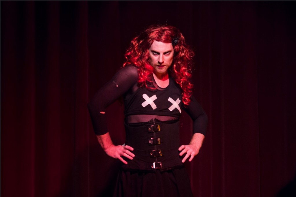 O argentino Juan Manuel Tellategui, diretor e autor de Hermanas Son las Tetas, performa na estreia da peça no Festival de Curitiba - Foto: Humberto Araujo