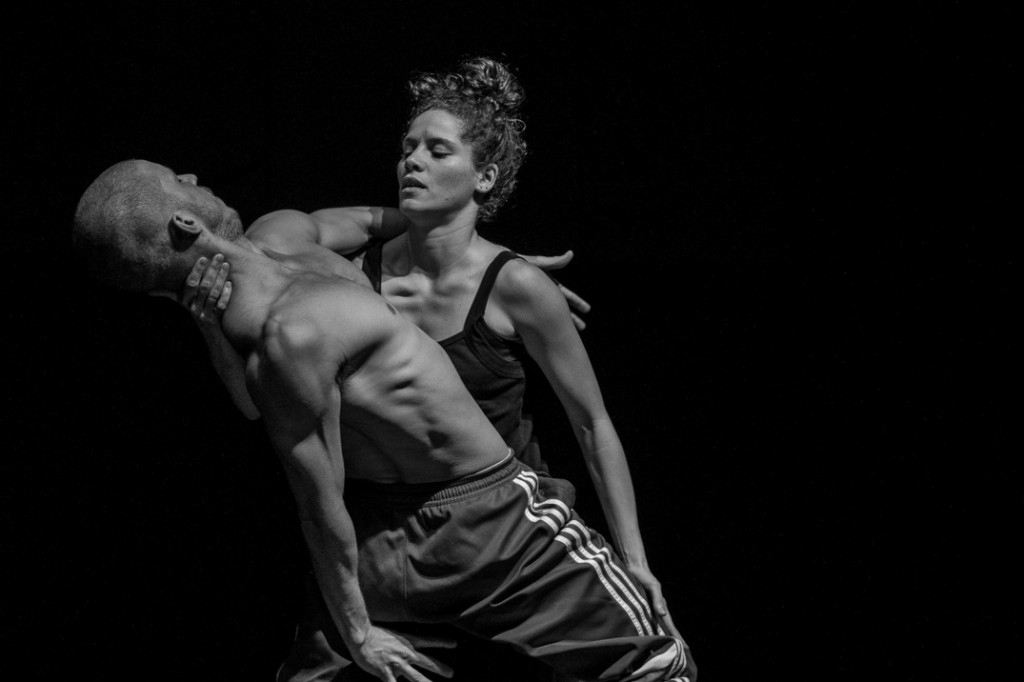 Cena do espetáculo de dança Ímpar - Foto: Isabela Maeda