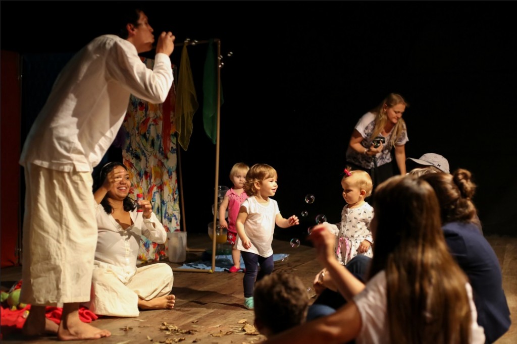 Crianças se divertem na peça Infansonora - Foto: Kelly Knevels