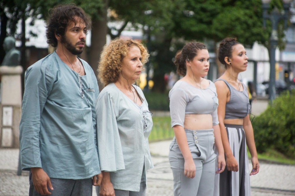 Duna Dias, Leonardo Augusto, Socorro Dias e Heloisa Rodrigues fizeram a performance Na Reta de 4 Corpos em frente à UFPR, na praça Santos Andrade - Foto: Kelly Knevels