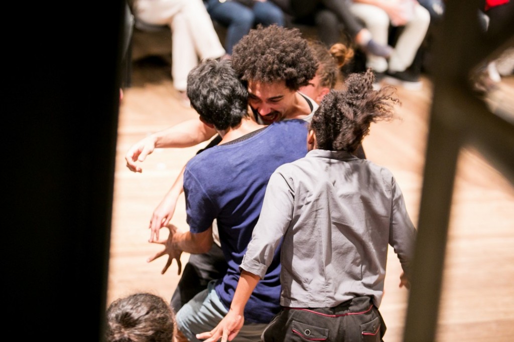 Mordedores teve artistas se mordendo no palco - Foto: Annelize Tozetto