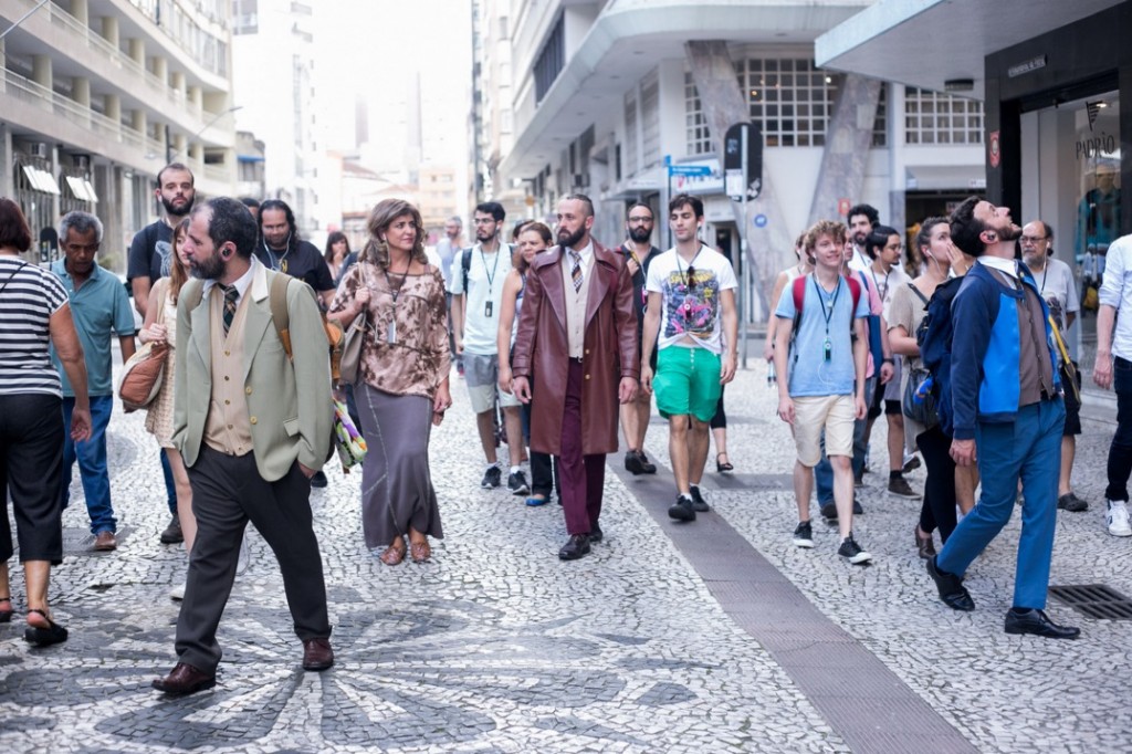 Orgía ou De Como os Corpos Podem Substituir as Ideias ocupou o centro curitibano com o Teatro Kunyn e artistas locais convidados - Foto: Annelize Tozetto