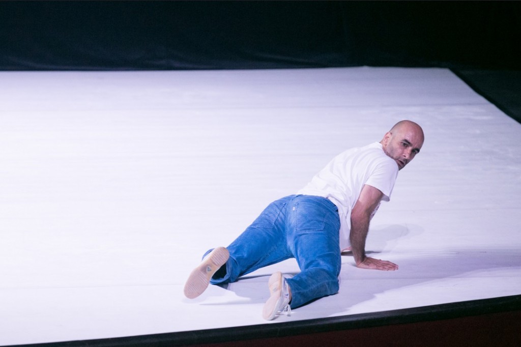 Cristian Duarte em cena de The Hot One Hundred Choreographers - Foto: Annelize Tozetto