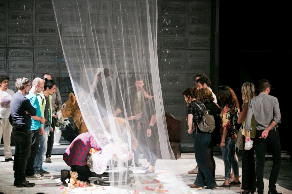 Público vela Maria Alice Vergueiro no palco de Why the Horse? no Teatro da Reitoria - Foto: Annelize Tozetto