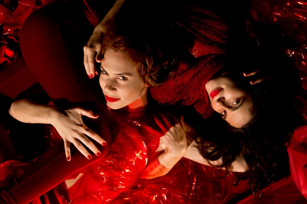 Anna Zêpa e Rita Grillo em cena de Vermelho Labirinto, peça de Pedro Granato - Foto: Divulgação