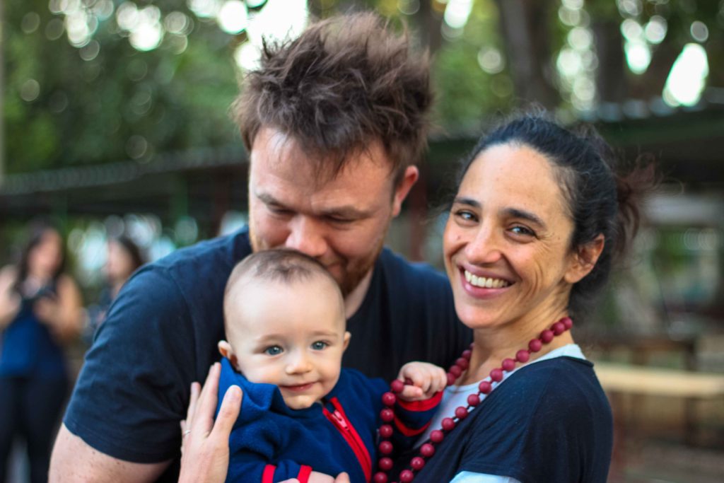 O músico Fepa com mulher e o filho do casal - Foto: Jonatas Marques/Divulgação