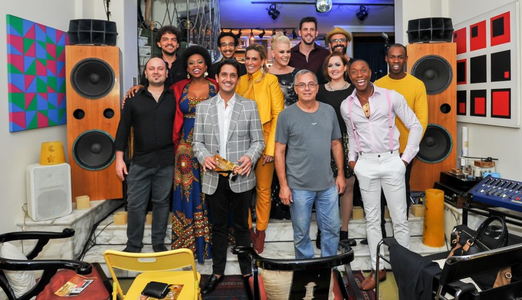 Tiago Barbosa com a equipe de seu show - Foto: Luís França/Divulgação