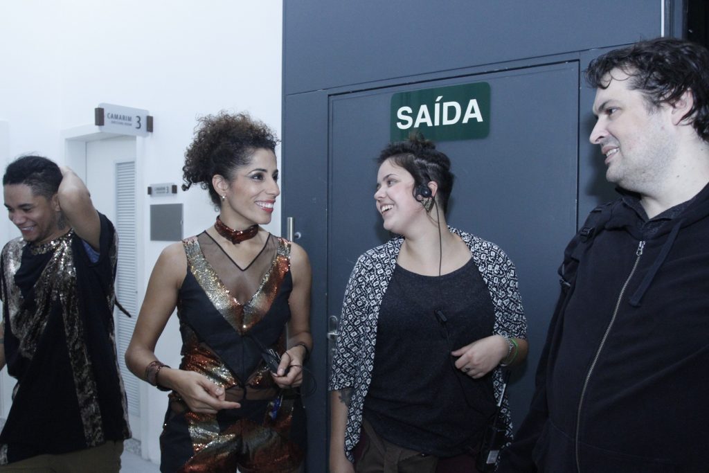 A cantora sai do camarim para receber os cumprimentos - Foto: Paduardo/Phábrica de Imagens/Divulgação