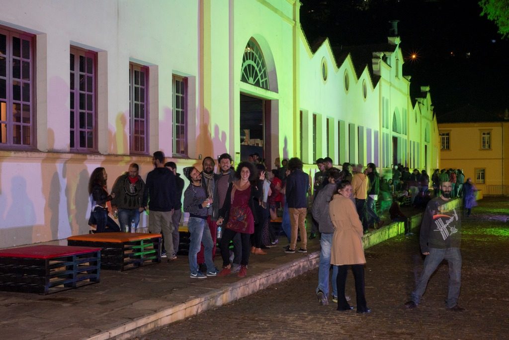 Público durante os shows no Galpão Cine Bar Show na 11ª CineOP - Foto: Jackson Romanelli/Universo Produção