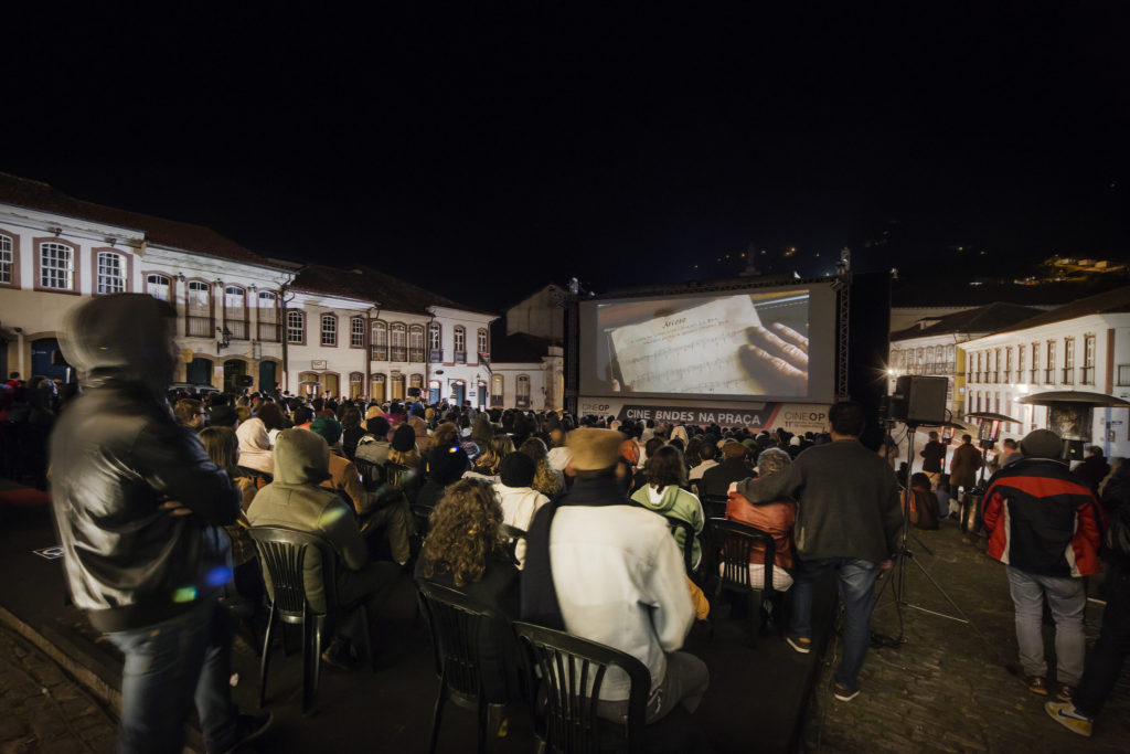 Público de Ouro Preto vê filme na praça Tiradentes na CineOP - Foto: Leo Lara/Universo Produção