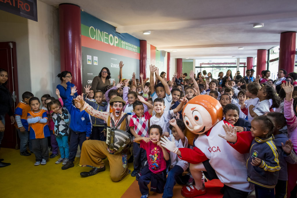 Crianças se divertem com a Turma do Pipoca e o Palhaço Alegria na CineOP - Foto: Leo Lara/Universo Produção