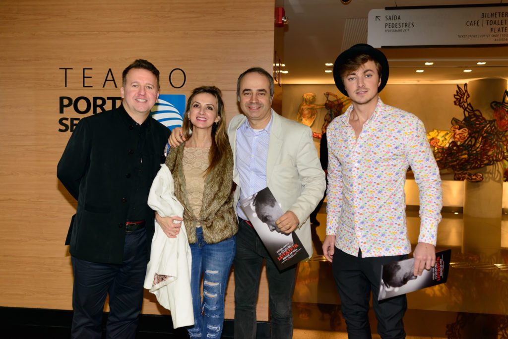 Ao centro, Evaristo Martins de Azevedo e Gabriela Brenman, ao lado de dois amigos - Foto: André Stefano/Divulgação