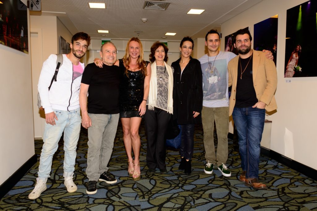Elenco da peça posa ao fim - Foto: André Stefano/Divulgação