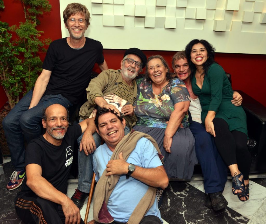 Paulo José posa com os amigos do Grupo Galpão após estreia de Nós no Rio - Foto: Cristina Granato/Divulgação