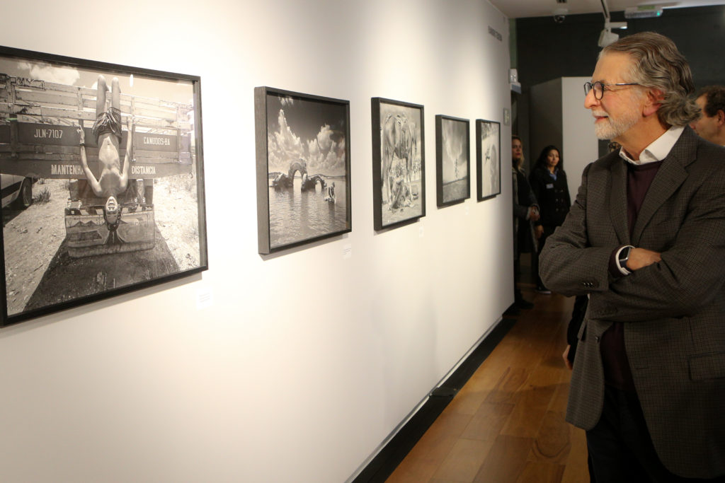 Jayme Garfinkel, presidente do conselho da Porto Seguro visitando a exposição - Foto: Nilton Santana/Divulgação