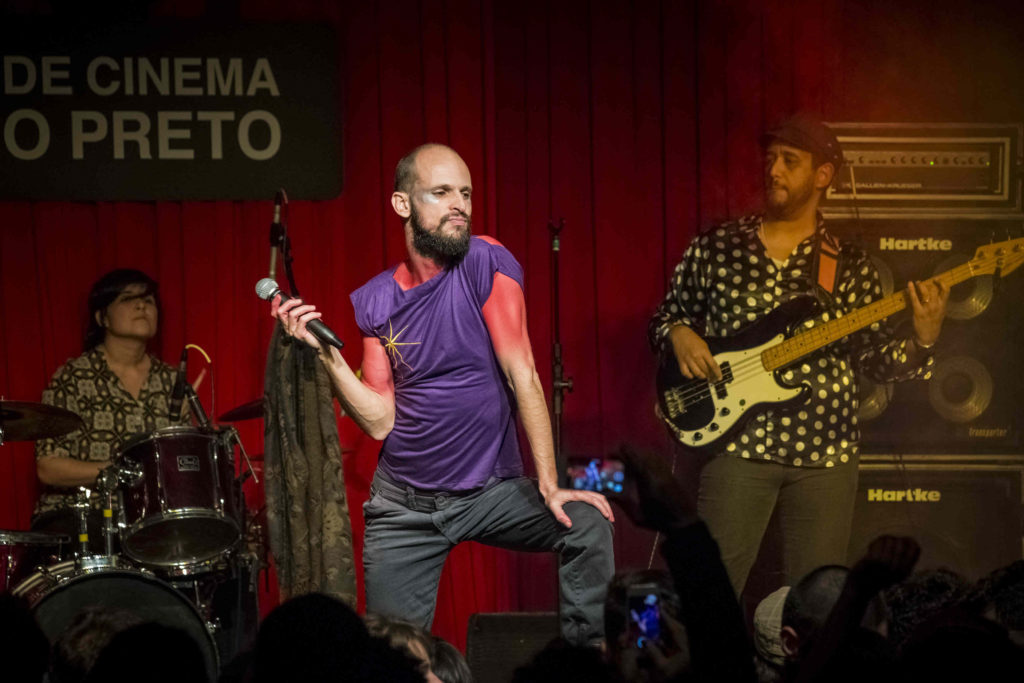 Cena do show de Marcelo Veronez - Não Sou Nenhum Roberto na 11ª CineOP - Foto: Jackson Romanelli/Universo Produção