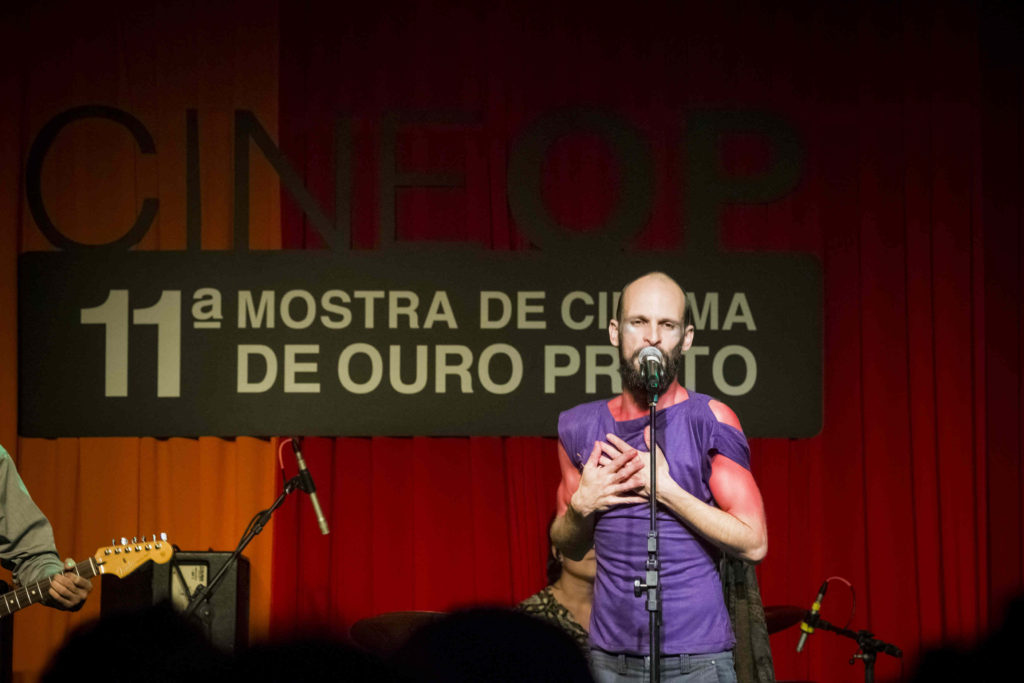 Cena do show de Marcelo Veronez - Não Sou Nenhum Roberto na 11ª CineOP - Foto: Jackson Romanelli/Universo Produção