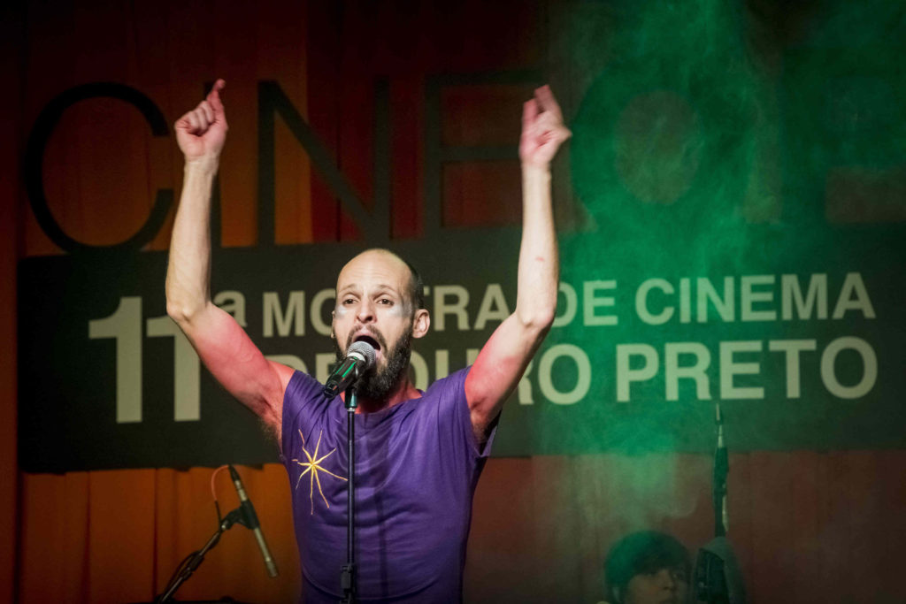 Cena do show de Marcelo Veronez - Não Sou Nenhum Roberto na 11ª CineOP - Foto: Jackson Romanelli/Universo Produção