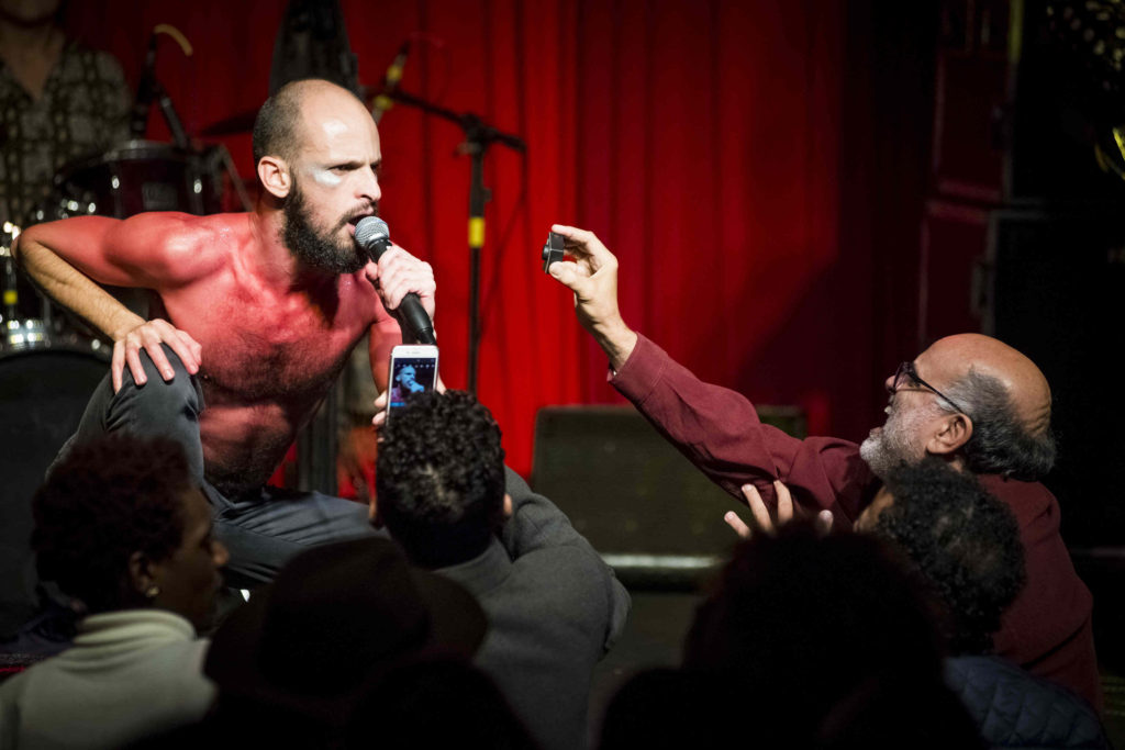 Marcelo Veronez canta e é filmado pelo cineasta Pola Ribeiro - Foto: Jackson Romanelli/Universo Produção