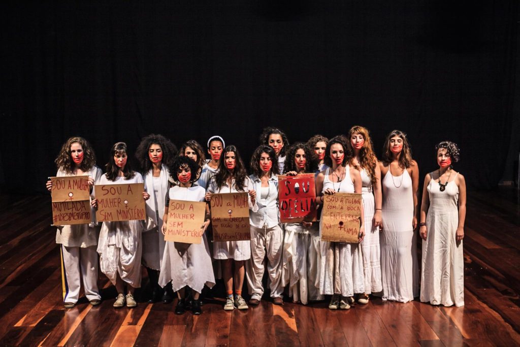 Performance Eu Sou Ofélia, realizada por estudantes em greve na EAD - Foto: Sérgio Silva/Divulgação