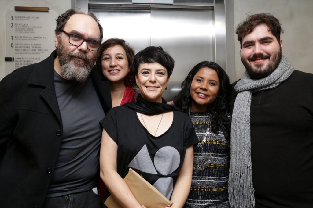 André Abujamra, o filho e amigos cumprimentam Fernanda Takai - Foto: Patricia Nagano