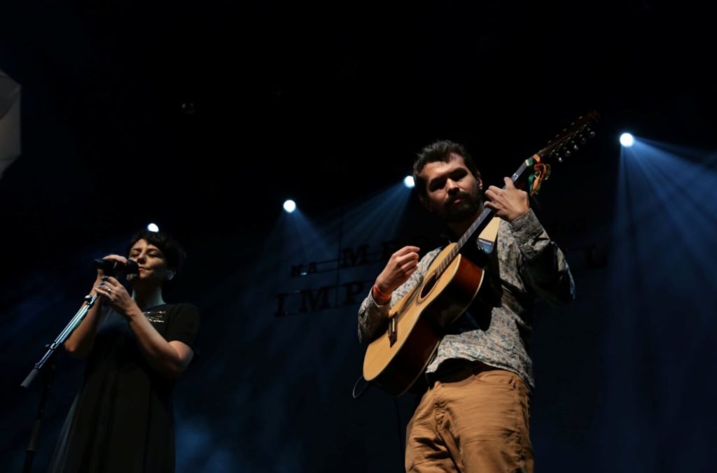 Fernanda Takai canta acompanhada por um fã - Foto: Patricia Nagano