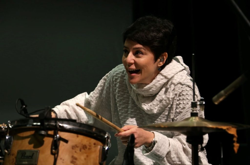 Detalhe da cantora tocando bateria na passagem de som - Foto: Patricia Nagano