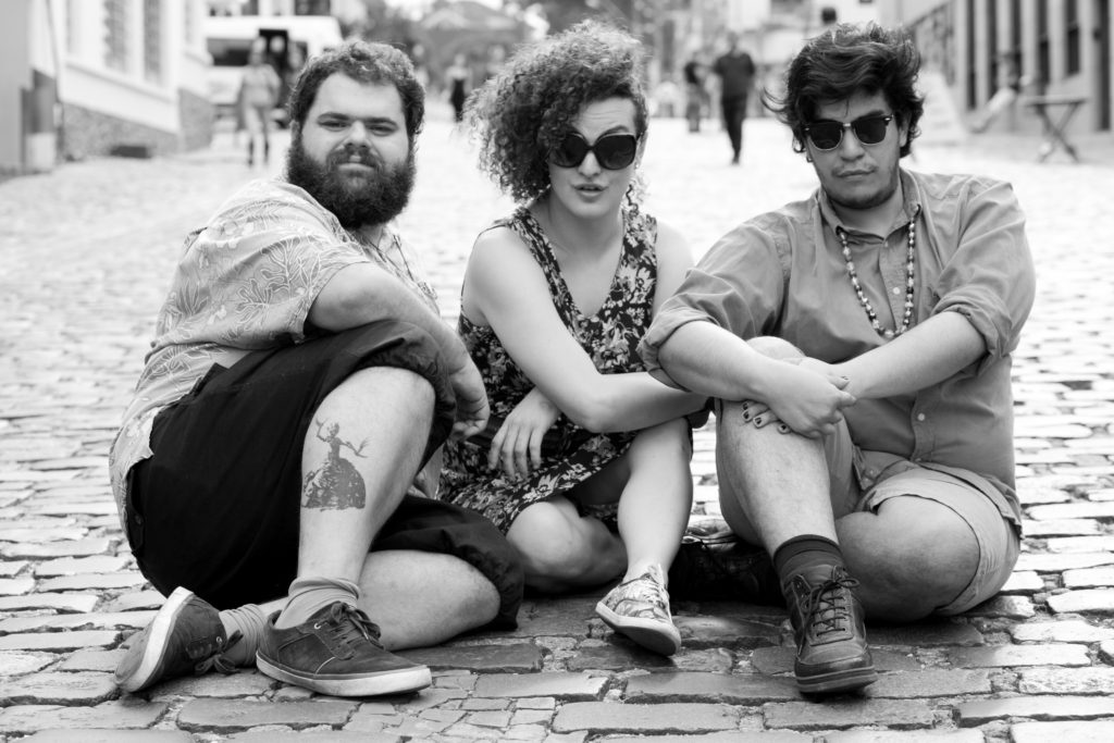 Ricardo Nolasco, Leonarda Glück e Stéfano Belo no largo da Ordem, durante o Festival de Curitiba de 2015 - Foto: Annelize Tozetto