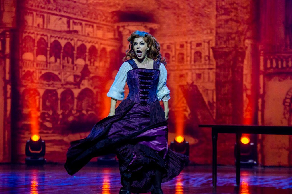 Alessandra Varney fez número de Kiss me, Kate - Foto: Caio Gallucci/Divulgação