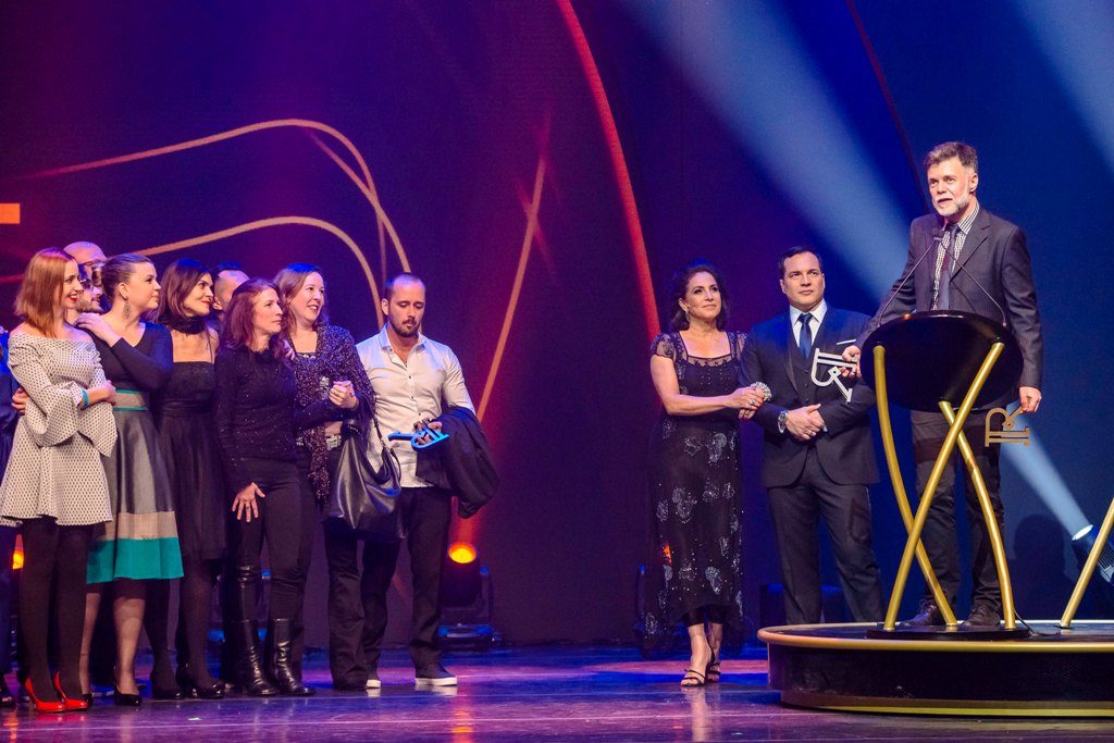 Zé Henrique de Paula e equipe de Urinal celebram melhor espetáculo - Foto: Caio Gallucci/Divulgação