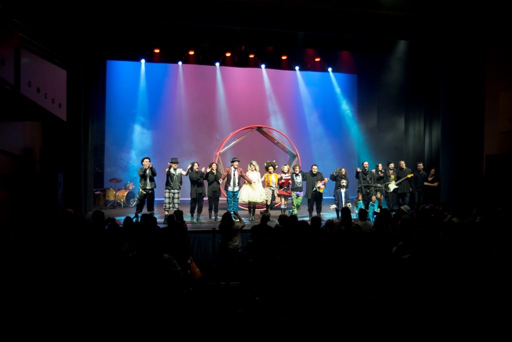 Atores do musical "O Livro de Tatiana" agradecem os aplausos do público - Fotos: Patricia Ribeiro/Divulgação