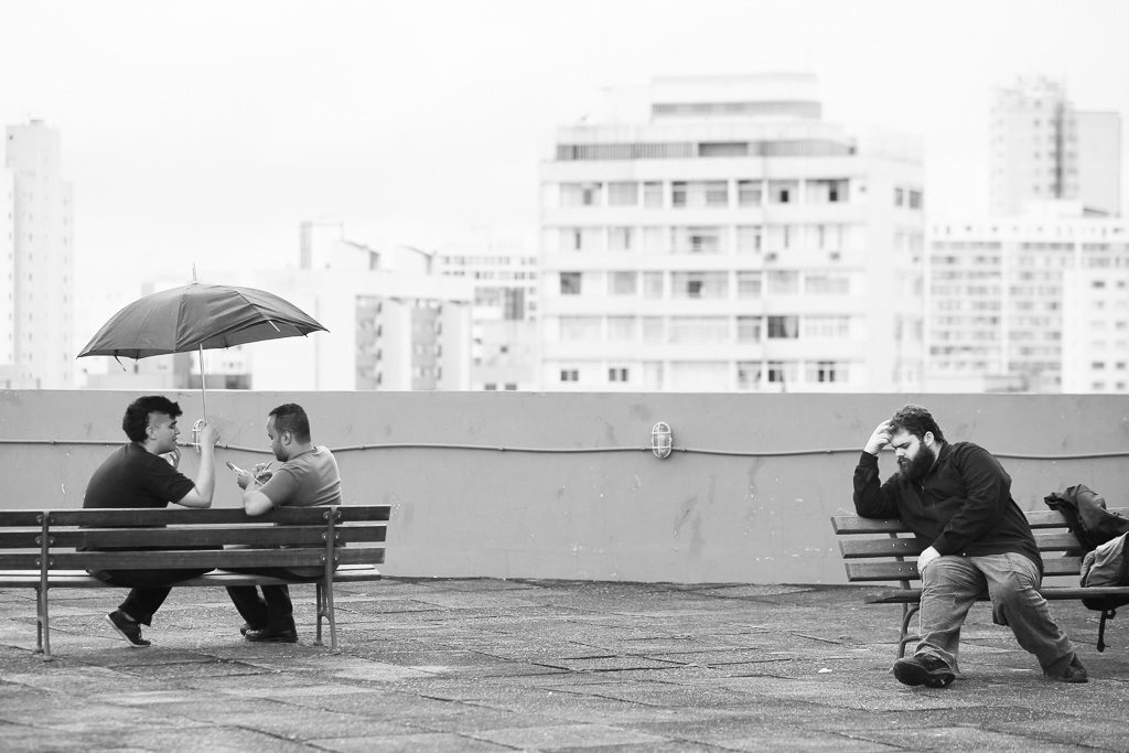 Stéfano Belo dá entrevista a Miguel Arcanjo em 2013 no terraço do Memorial de Curitiba, ao lado, o diretor Ricardo Nolasco, na época da peça "Wunderbar" no Festival de Curitiba - Foto: Daniel Isolani