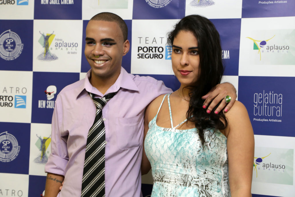 Os atores Flavio Sales e Stephanie Sousa - Foto: Patricia Nagano/Divulgação