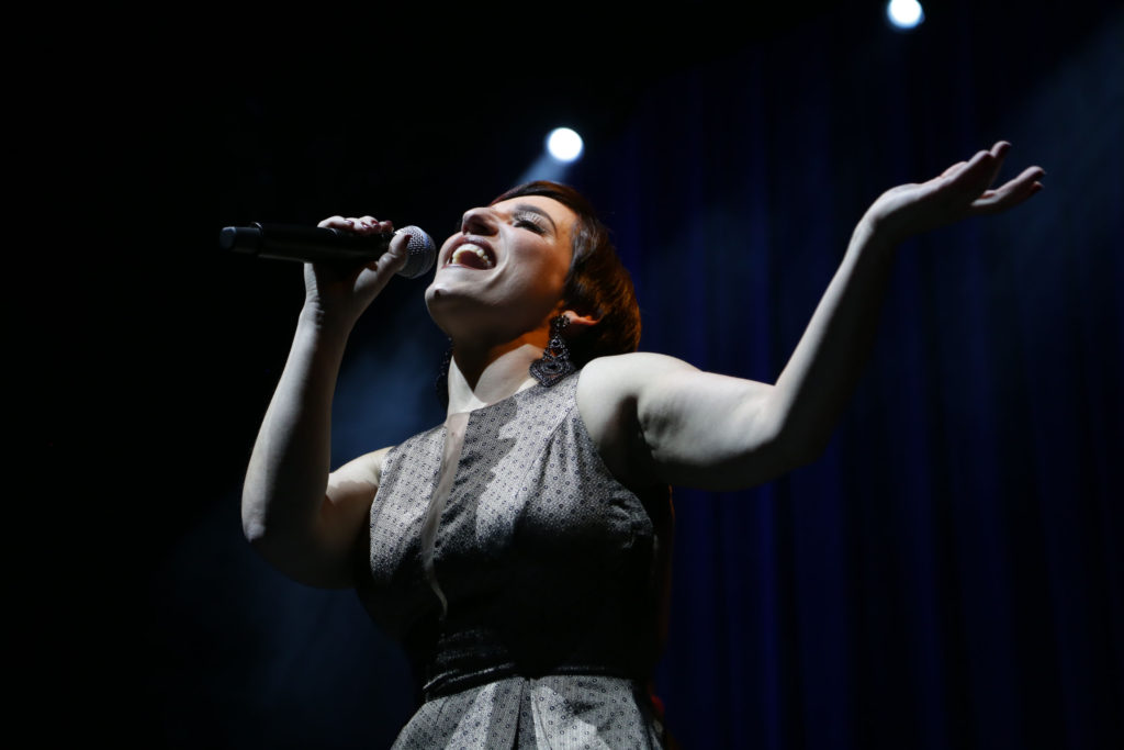 Simone Gutierrez canta no palco - Foto: Patricia Nagano/Divulgação