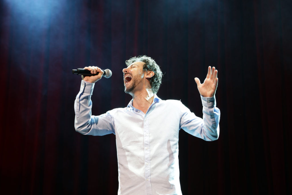 Ivan Parente canta no palco - Foto: Patricia Nagano/Divulgação