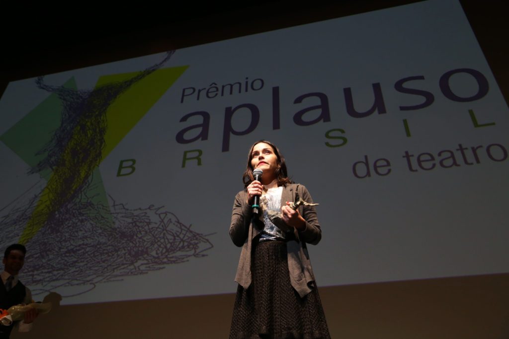 A dramaturga Silvia Gomez agradece seu prêmio - Foto: Patricia Nagano/Divulgação
