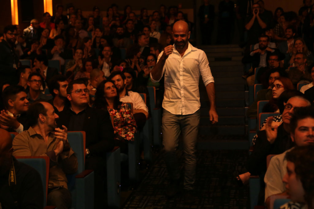 Rodrigo Spina recebe prêmio de melhor diretor - Foto: Patricia Nagano/Divulgação