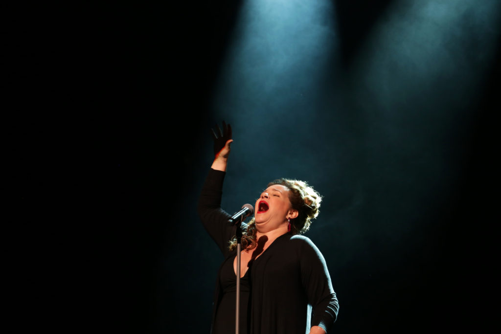 Débora Duboc canta no palco - Foto: Patricia Nagano/Divulgação