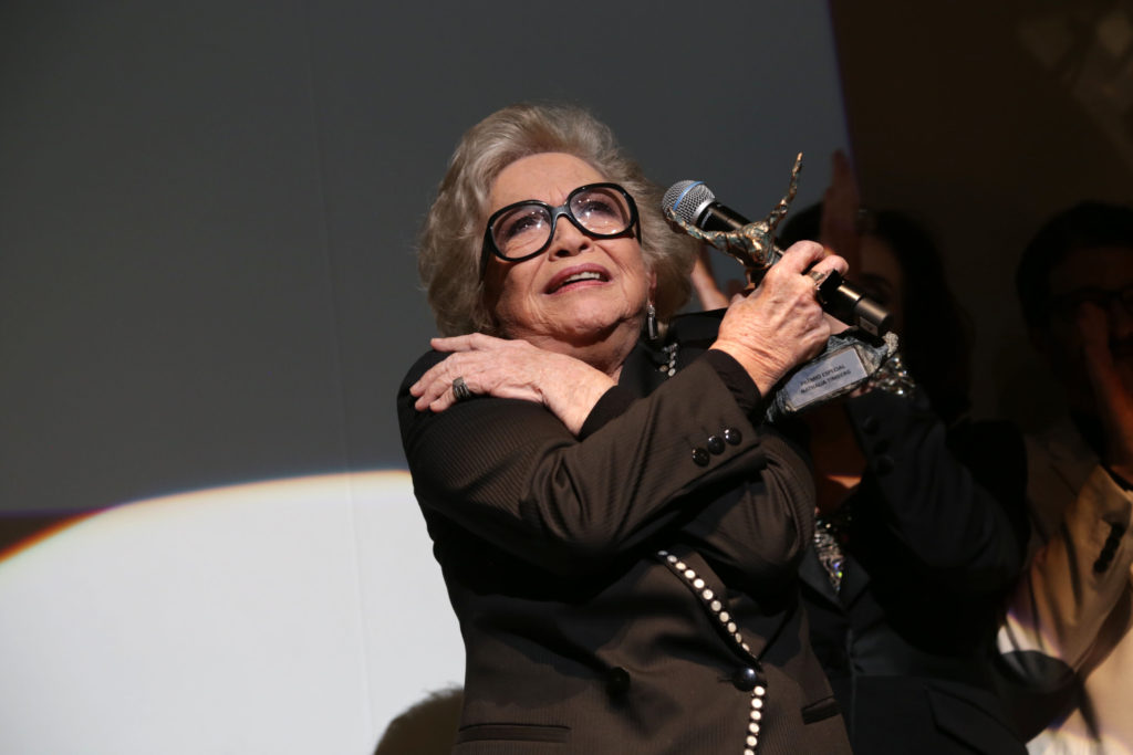 Nathalia Timberg agradece os aplausos de pé do público - Foto: Patricia Nagano/Divulgação