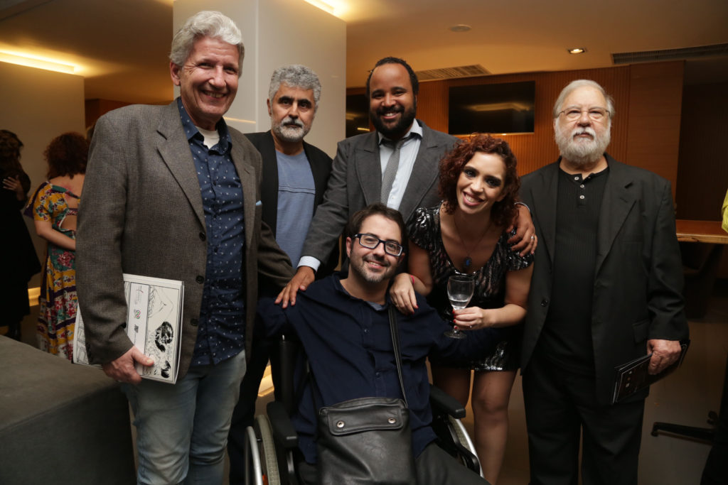 Os críticos da APCA: José Henriqeu Fabre Rolim (presidente), Edgar Olímpio de Souza, Miguel Arcanjo Prado (vice-presidente), Kyra Piscitelli e Vinício Angelici com Miguel Fernandes, à frente, idealizador do Prêmio Aplauso Brasil - Foto: Patricia Nagano/Divulgação