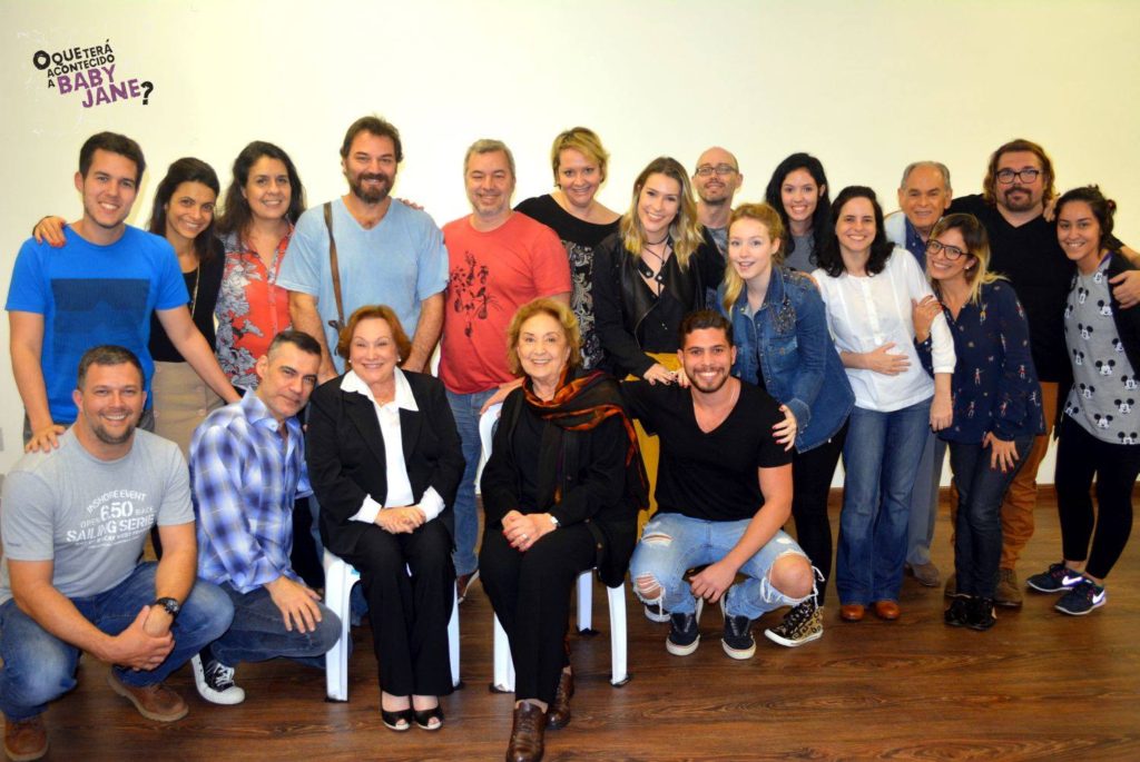 Nicette Bruno e Eva Wilma com a equipe nos ensaios de O Que Terá Acontecido a Baby Jane? - Foto: Divulgação