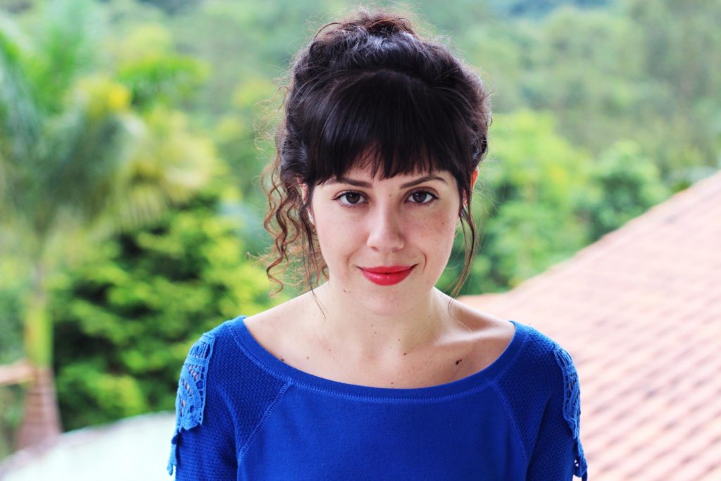 A dramaturga Pamella Martelli faz peça em seu apartamento em SP - Foto: Tábata Romero