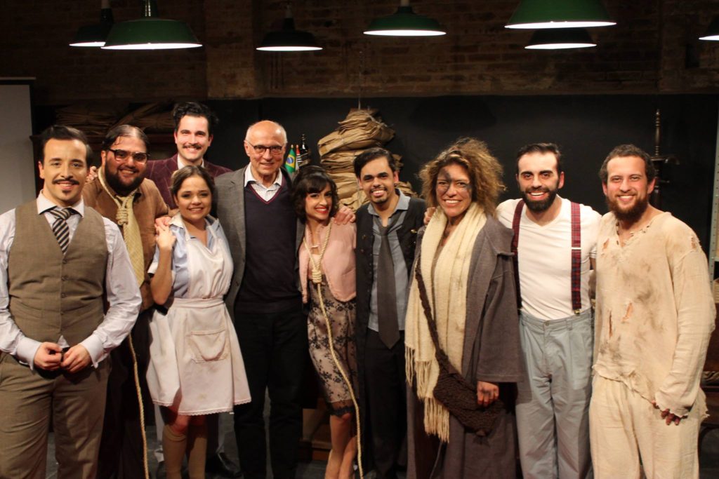 Eduardo Suplicy posa com o elenco da peça - Foto: Divulgação