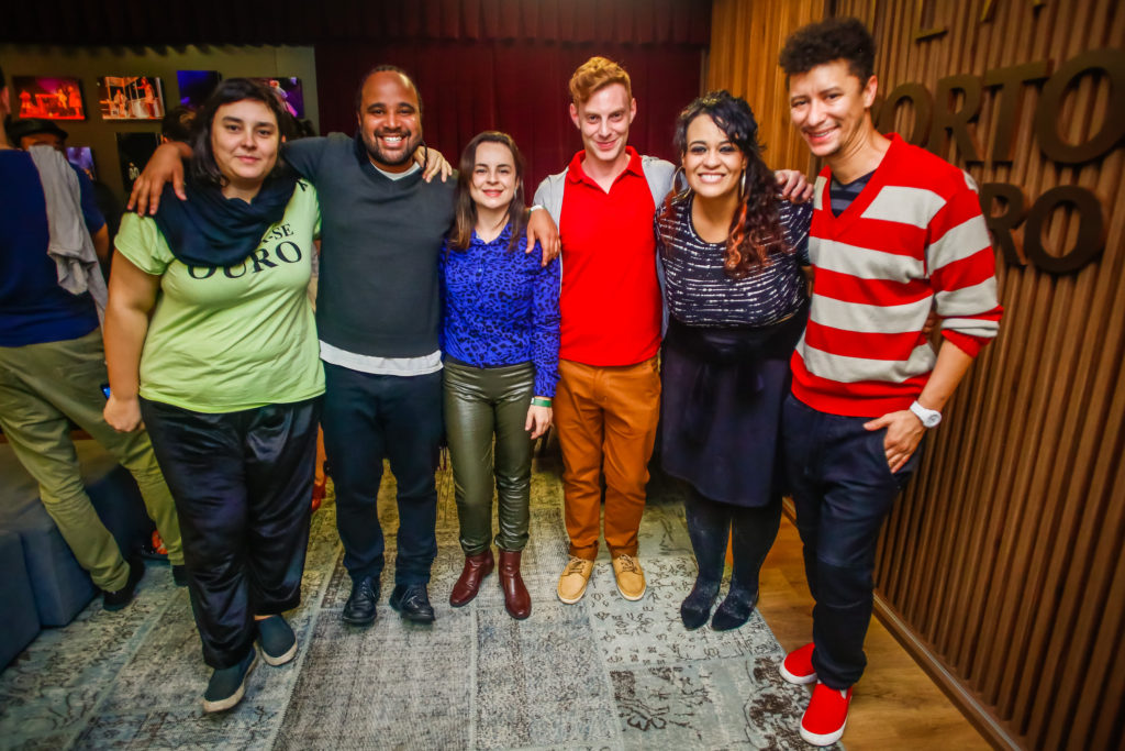 Juliana Perdigão, Miguel Arcanjo Prado, Patrícia Diniz, Juan Manuel Tellategui, Tulipa Ruiz e Marcelo Gonçalves no camarim da cantora - Foto: Edson Lopes Jr. 